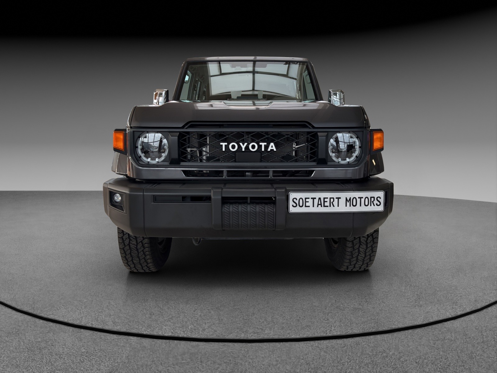 Land Cruiser 76, front
