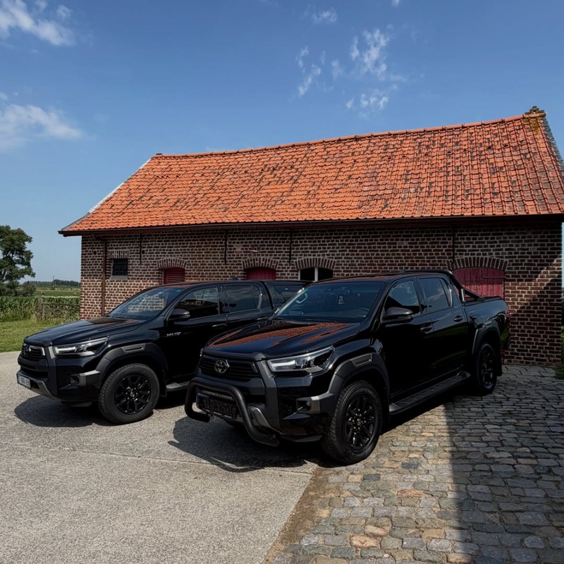 Twee Toyota Hilux Invincibles
